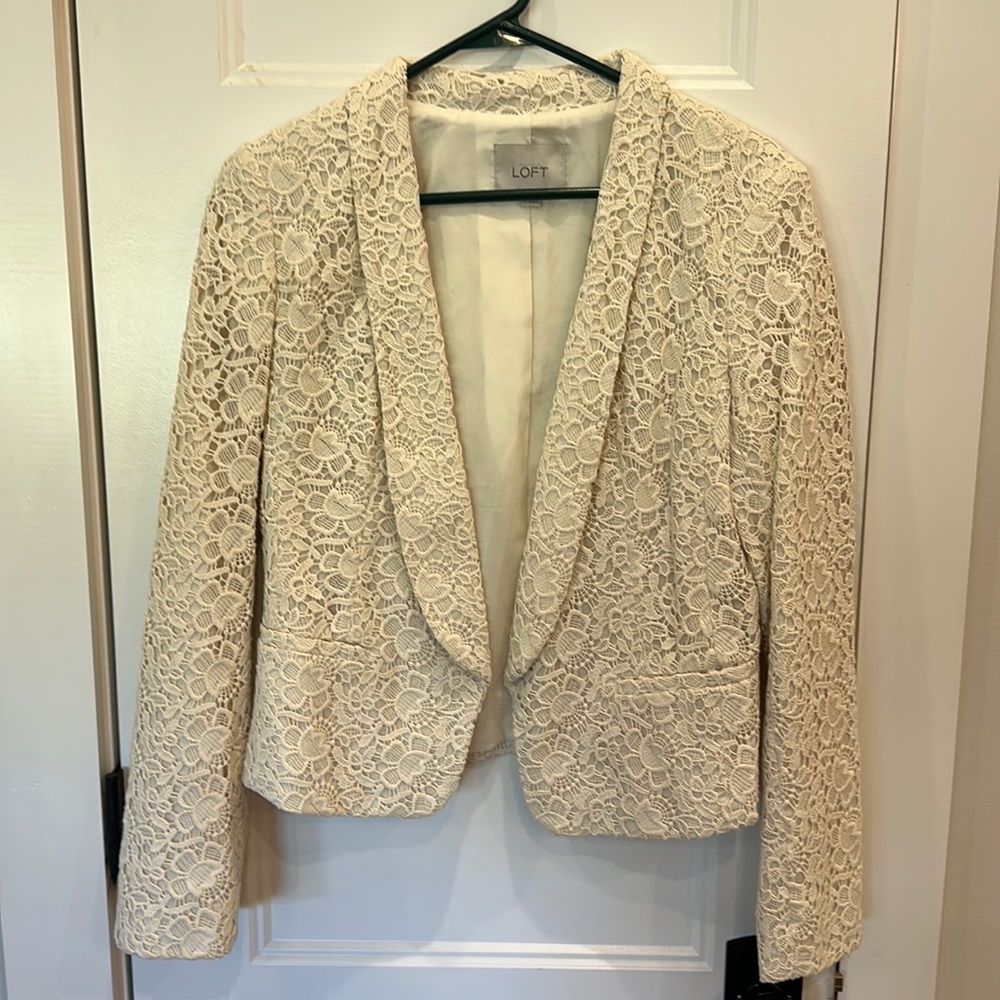 NWOT Loft lace blazer sz 2. Cream color in new condition